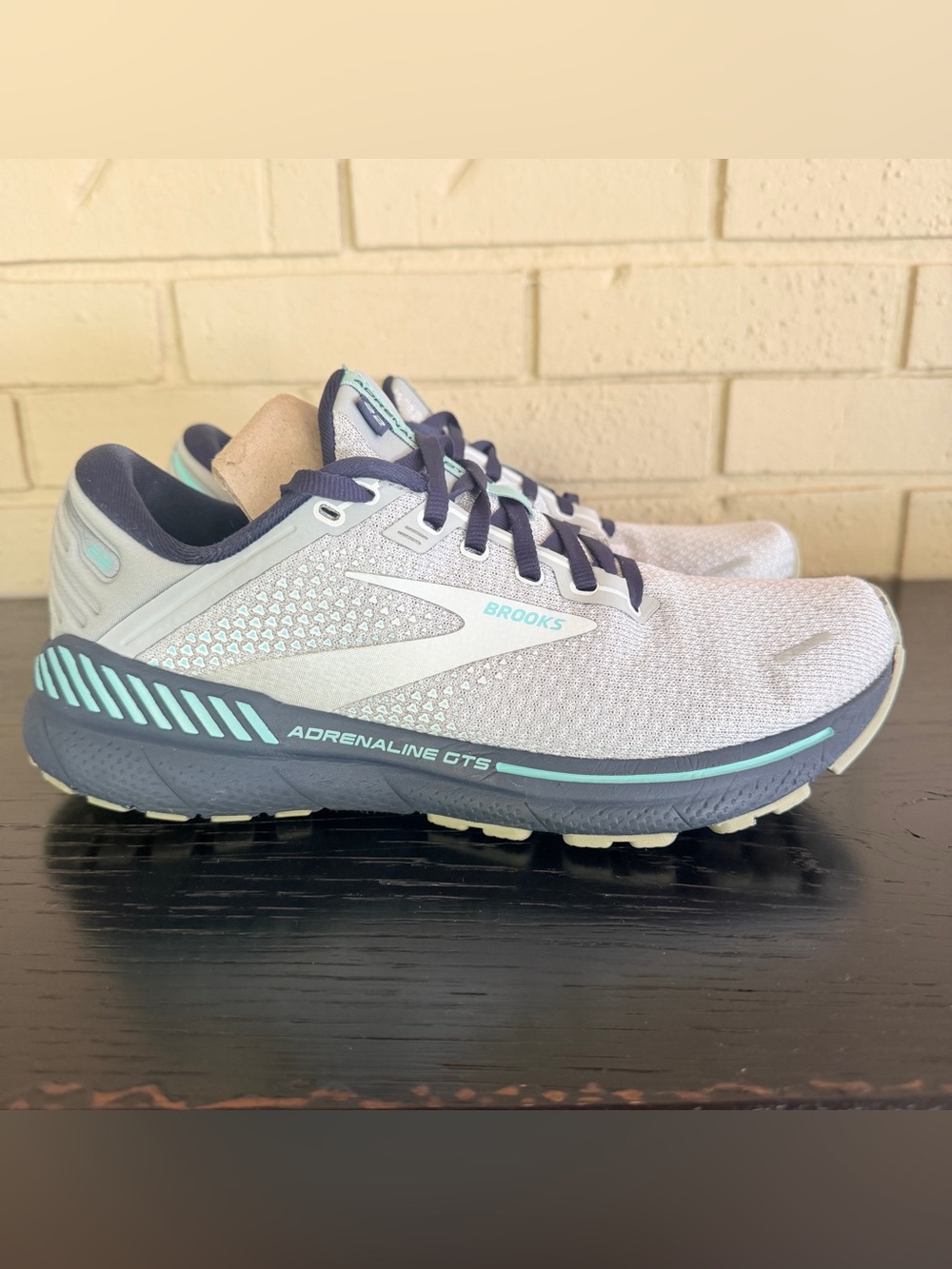 Brooks Adrenaline GTS 22 Womens Size 10 Gray Athletic Running Shoes Sneakers